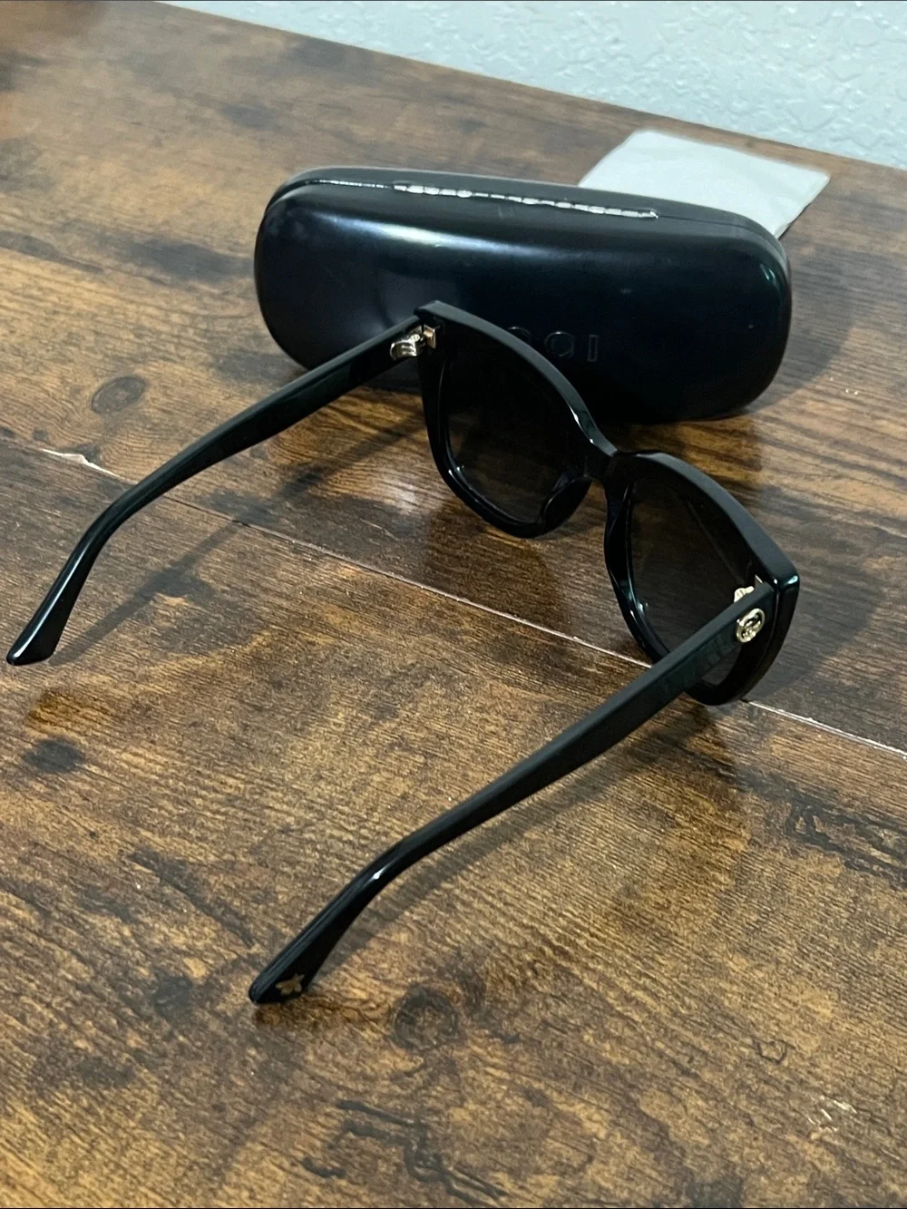 Gucci Black Square Sunglasses with Gold Logo Accent GG0163S 001 51[]22